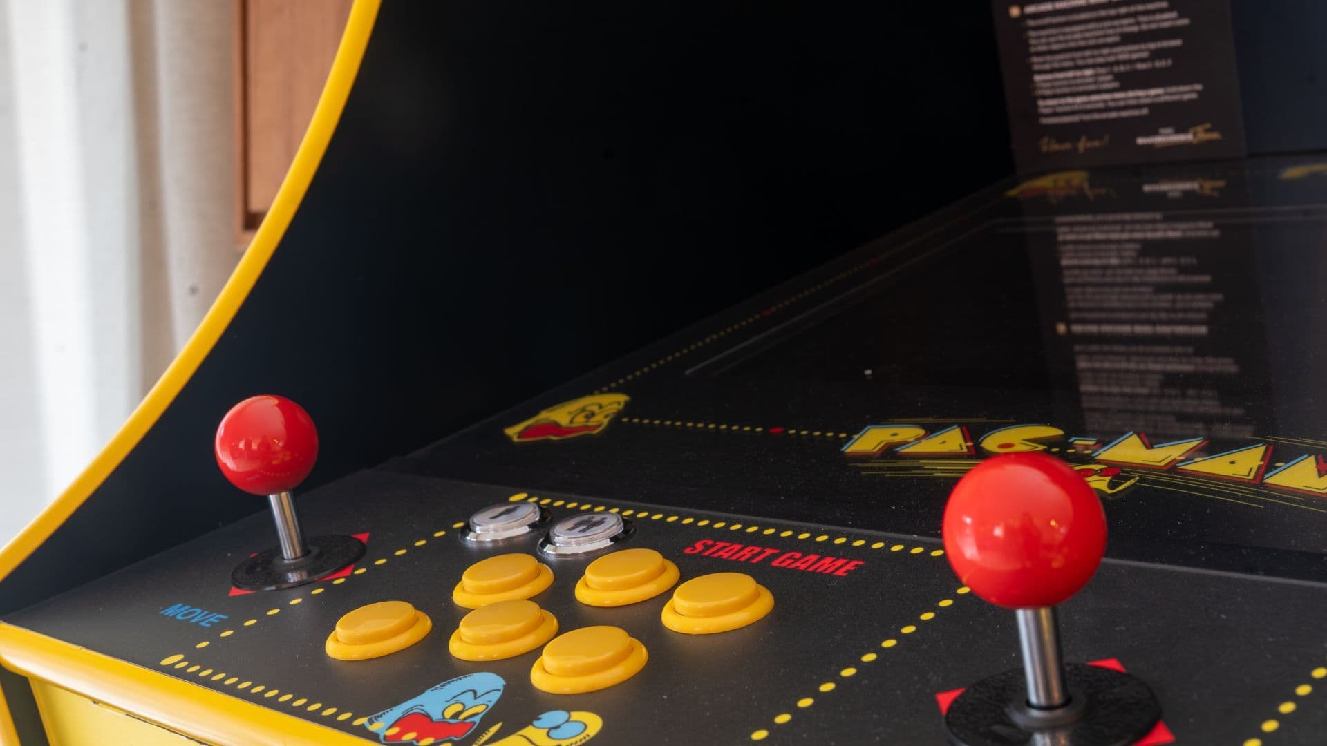 Des aventures les jours de pluie dans la salle de jeux